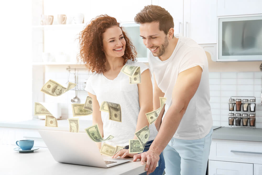 Par lånar pengar via datorn till nytt kök